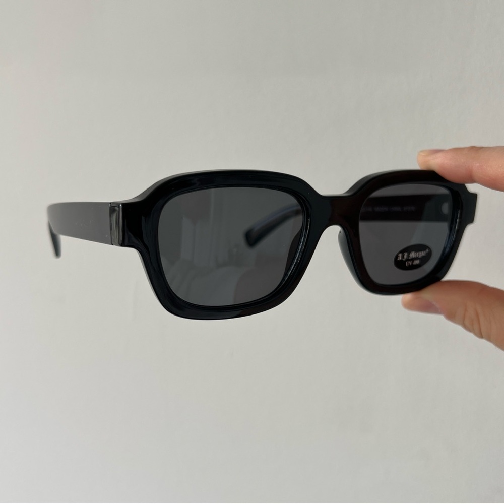 AJ Morgan black classic oval lense every day sunglasses
